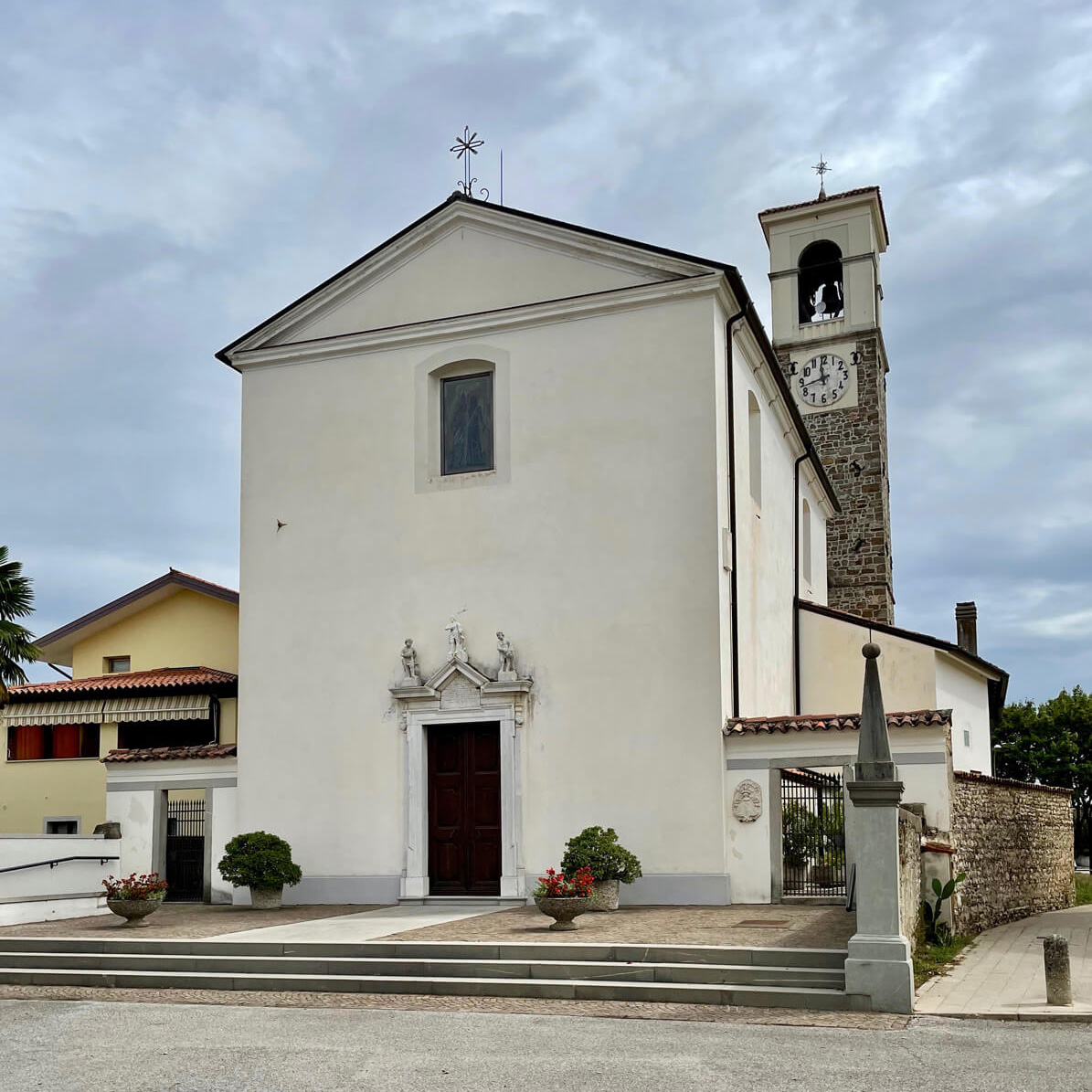 Chiesa di S. Giovanni Battista piazza Don Giuseppe Savoia Lovaria di Pradamano