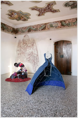 Elisa Galassi, Gabbia - Caritas, 2006, Palazzo Altan